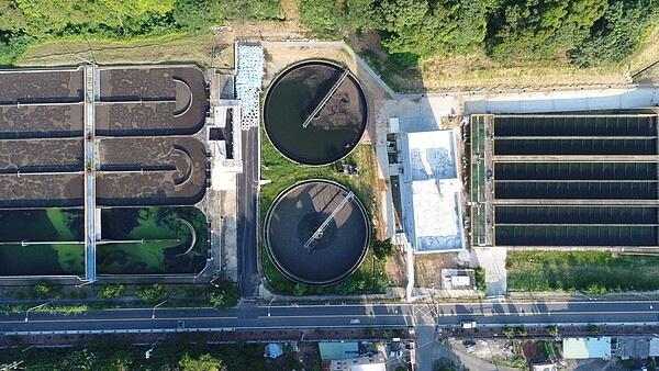 當地議員直言,桃園龜山水資源回收中心常有臭味逸散,水務局應優先改善,否則周邊居民不堪其擾。圖/桃園市水務局提供