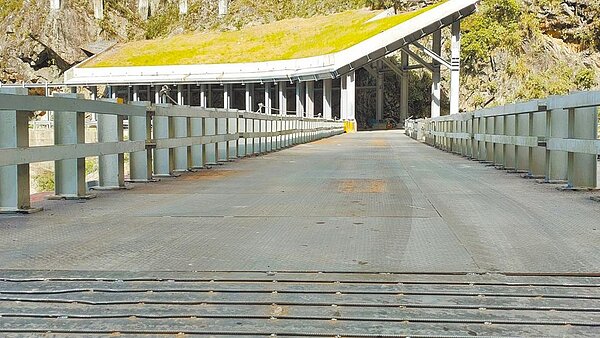 中橫便道17k+200登仙溪路段已搶通,中橫便道20日起恢復常態3班通行。(谷關工務段提供/陳淑娥台中傳真)