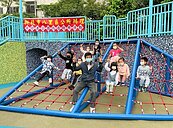 八里片仔溝公園　帆船造型遊具正式啟航