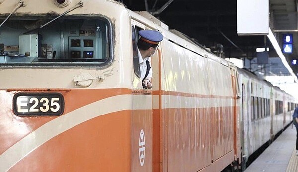 台鐵本月16日有高中生佯裝司機員,欲進入駕駛室。示意圖/聯合報系資料照