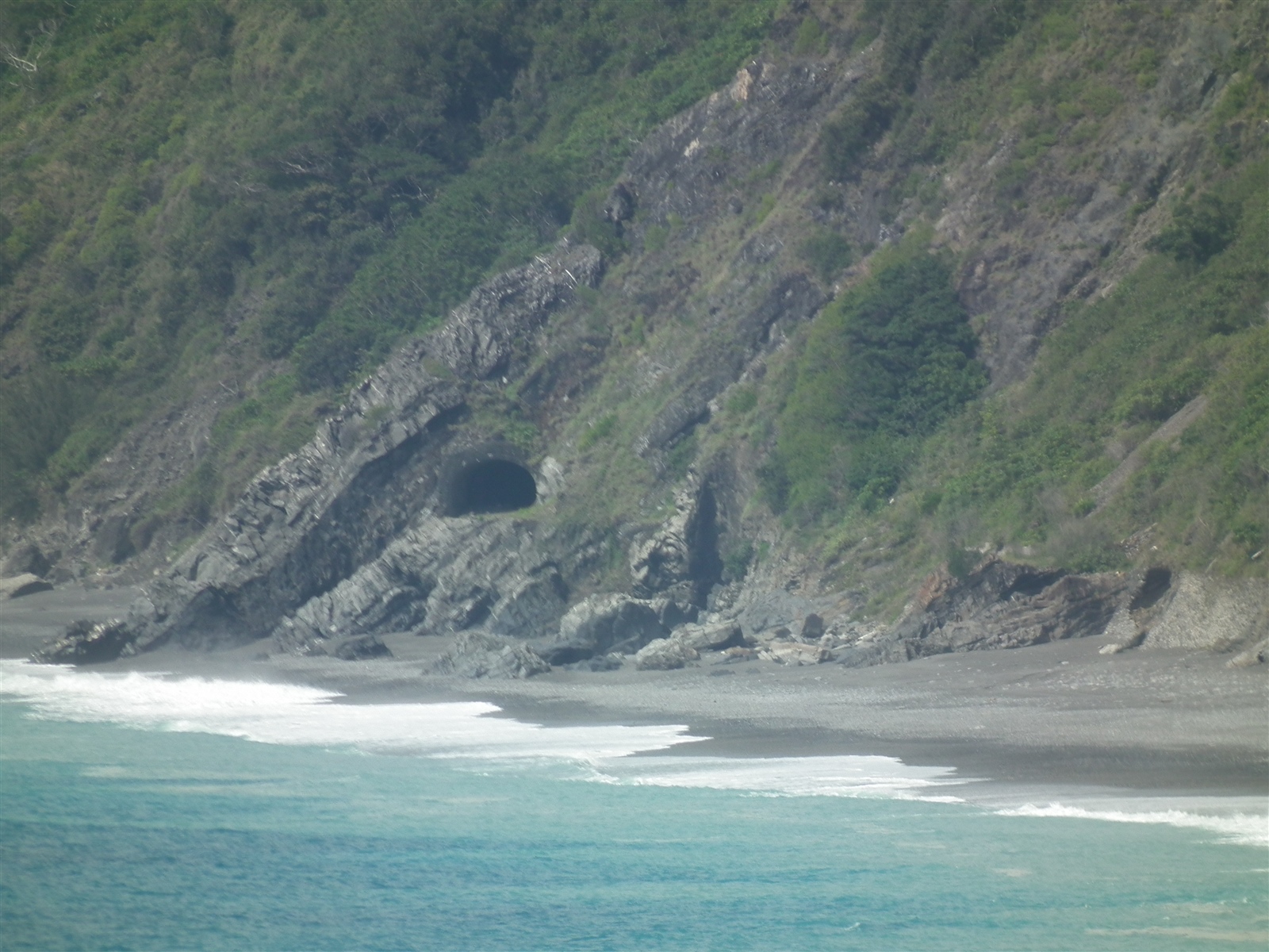 新香蘭海邊的神秘山洞是日據時代所挖鑿的舊南迴公路隧道，因部分路段已被大海侵蝕，國民政府來台後另闢新路，這山洞成為當地口耳相傳的秘境。記者尤聰光／攝影 