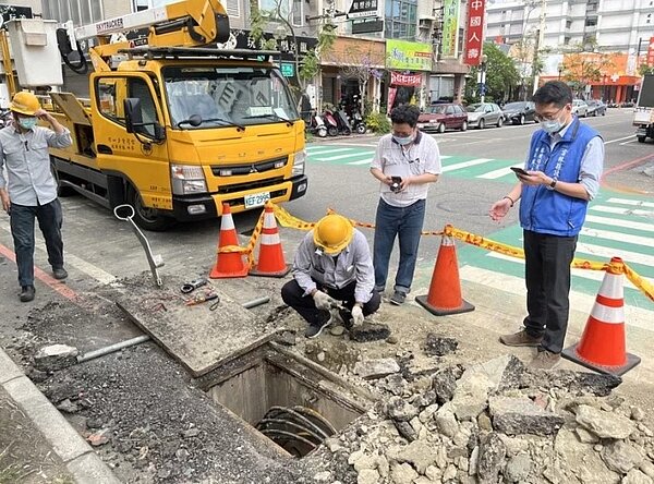 雲林斗六後火車站武昌路及慶生路口一處路面,昨晚冒出不明白色煙霧,且聞起來有臭氣,相關單位連日到場處置查看。圖/聯合報