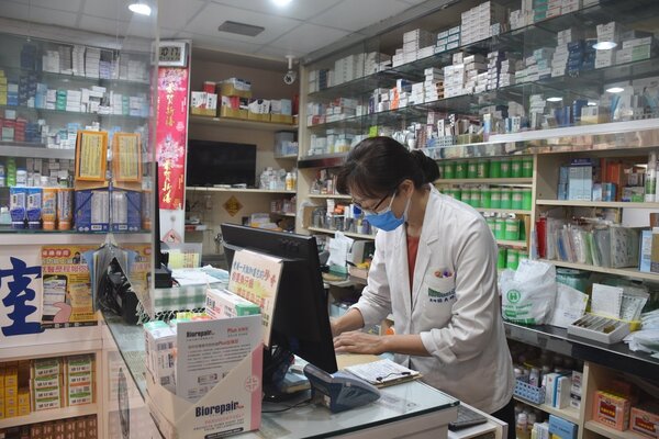 台北市社區藥局總共638間，實際參與為確診者送藥的藥局僅211間，僅佔總數的三分之一。聯合報系資料照
