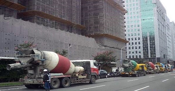 建築成本漲?水泥業者聯合行為避降價 公平會重罰2.1億 水泥車排隊。圖/鄉林建設提供
