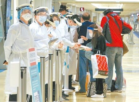 台灣疫情狂炸,本土確診不斷創新高,而今天更是突破單日增2千例大關,引起民眾關注,不少人也擔憂按照目前的疫情狀況,台灣大約何時會出現單日破萬例的狀況?對此,中央流行疫情指揮中心指揮官陳時中則回應說,月底就有可能了。圖為桃園機場CDC協勤人員核對入境旅客數位健康聲明書。(非新聞當事人)(陳麒全攝)