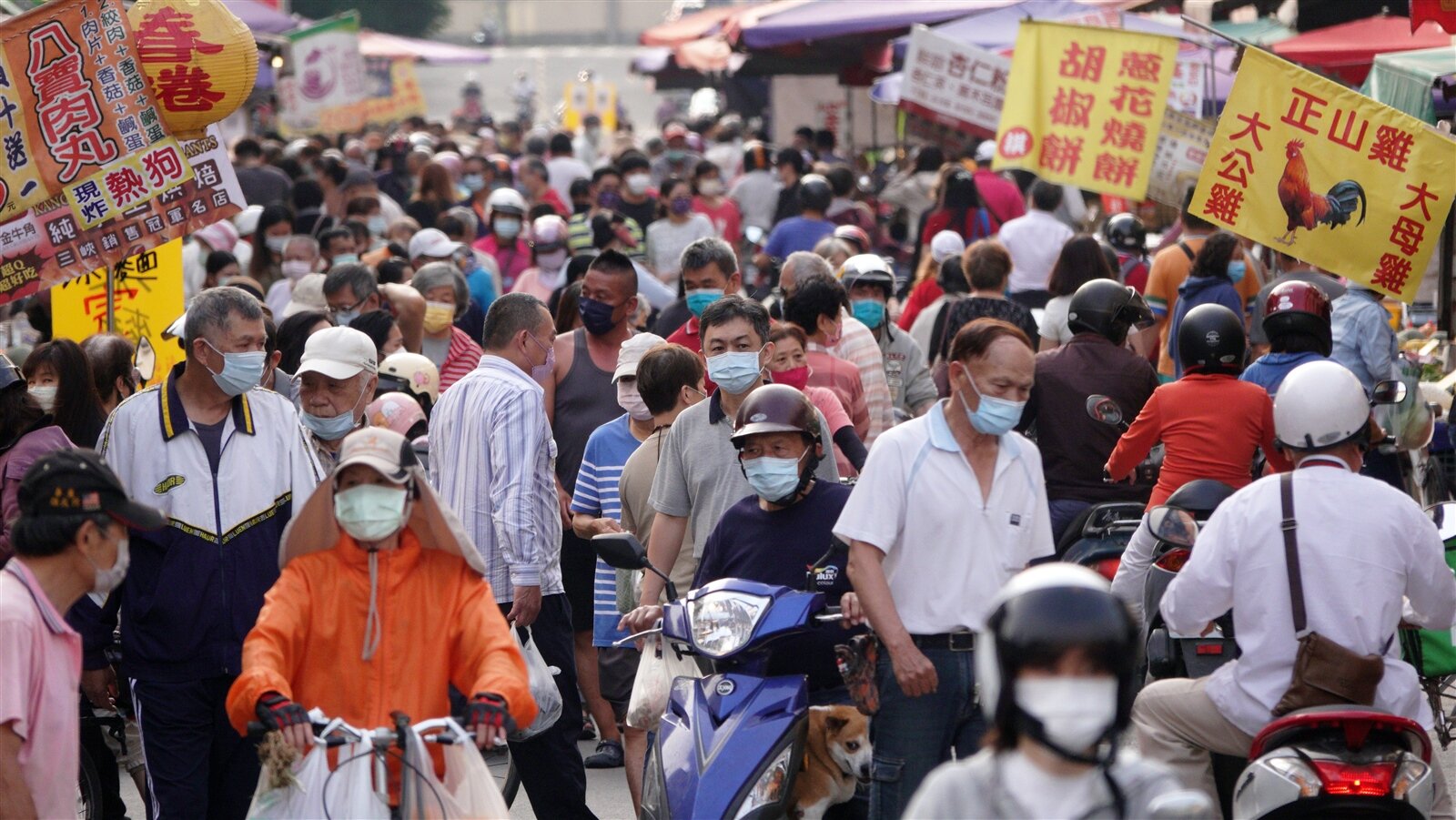 昨天國內新增本土首度突破兩千例。指揮中心指揮官陳時中表示，預計疫情會大規模展開，月底病例數即可能破萬，請民眾外出做好防疫，減少感染風險。記者劉學聖／攝影 