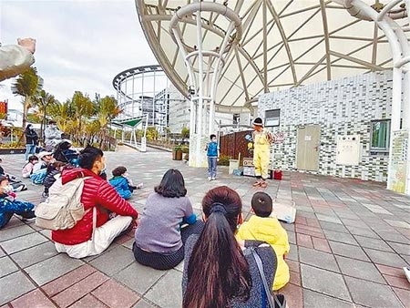 台北市雖然因為疫情暫停國小畢業旅行，但仍有許多校外活動照常舉行，讓議員痛批政策亂糟糟。（本報資料照片）
