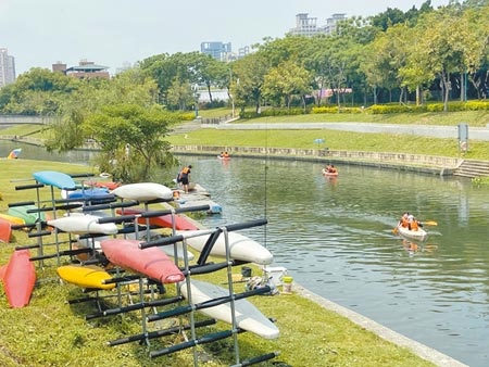 
台中市大里區康橋水域，不僅是全國知名水環境營造示範點，也是輕艇運動的訓練基地。（盧金足攝）
