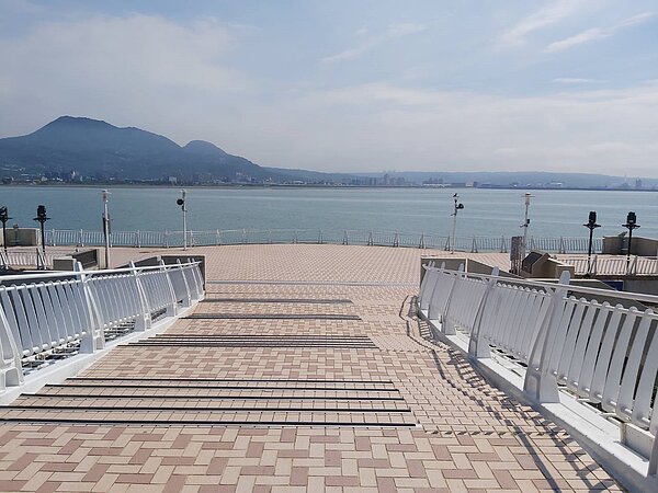 4月23日在淡水漁人碼頭情人橋木棧道端廣場舉行服裝秀,漁業處提醒利用木棧道前往活動現場。圖/新北市政府提供