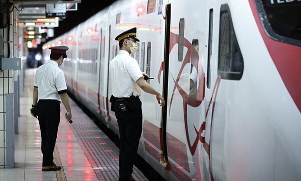 台鐵局20日表示,因台鐵工會決議五一勞動節不加班,造成列車可能停駛。示意圖/聯合報系資料照