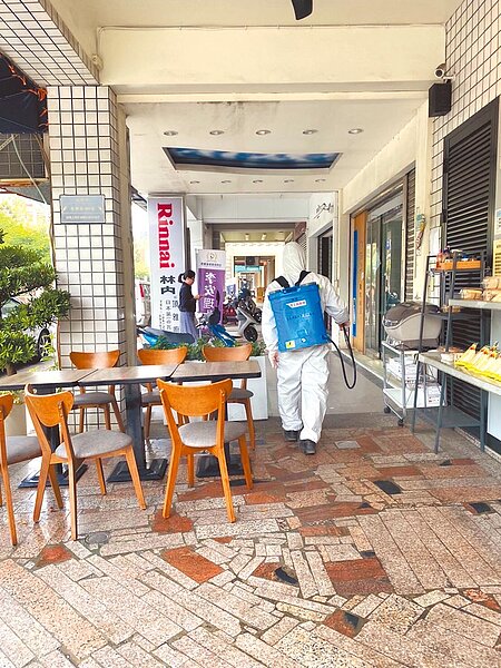 台南20日新增23例確診病例,台南市政府派員到確診者涉足相關場所清消。(台南市政府提供/曹婷婷台南傳真)