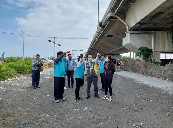 交通部核定「彰濱鹿港工業區南側鹿安橋（彰30）銜接西濱快速公路（台61線）匝道改善工程計畫」總經費8800萬，立委陳秀寶等人昨天到場會勘。圖／陳秀寶服務處提供