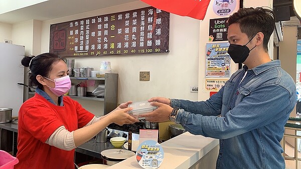 環保局鼓勵民眾自備環保容器進行消費,當個不塑之客,同時還可以投資星球,讓環境永續發展。圖/新北市府提供