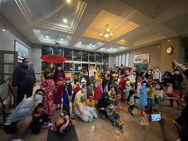 板橋雙十路上的社區 文化天下舉辦了第一次🎃萬聖節活動。