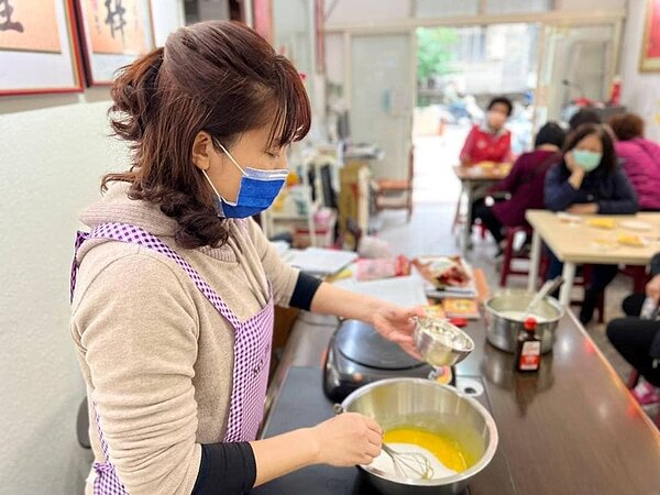 信義里里長夫人自己動手做卡士達水果派。