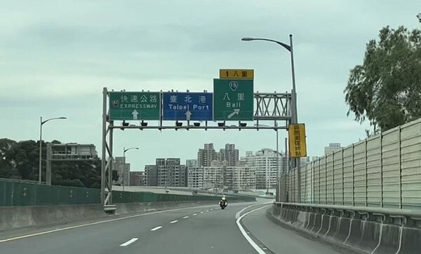 新北市台64線觀音山隧道往八里方向設置區間平均速率執法設備已完成檢定,預計今年5月1日起正式加入執法行列。圖/交大提供