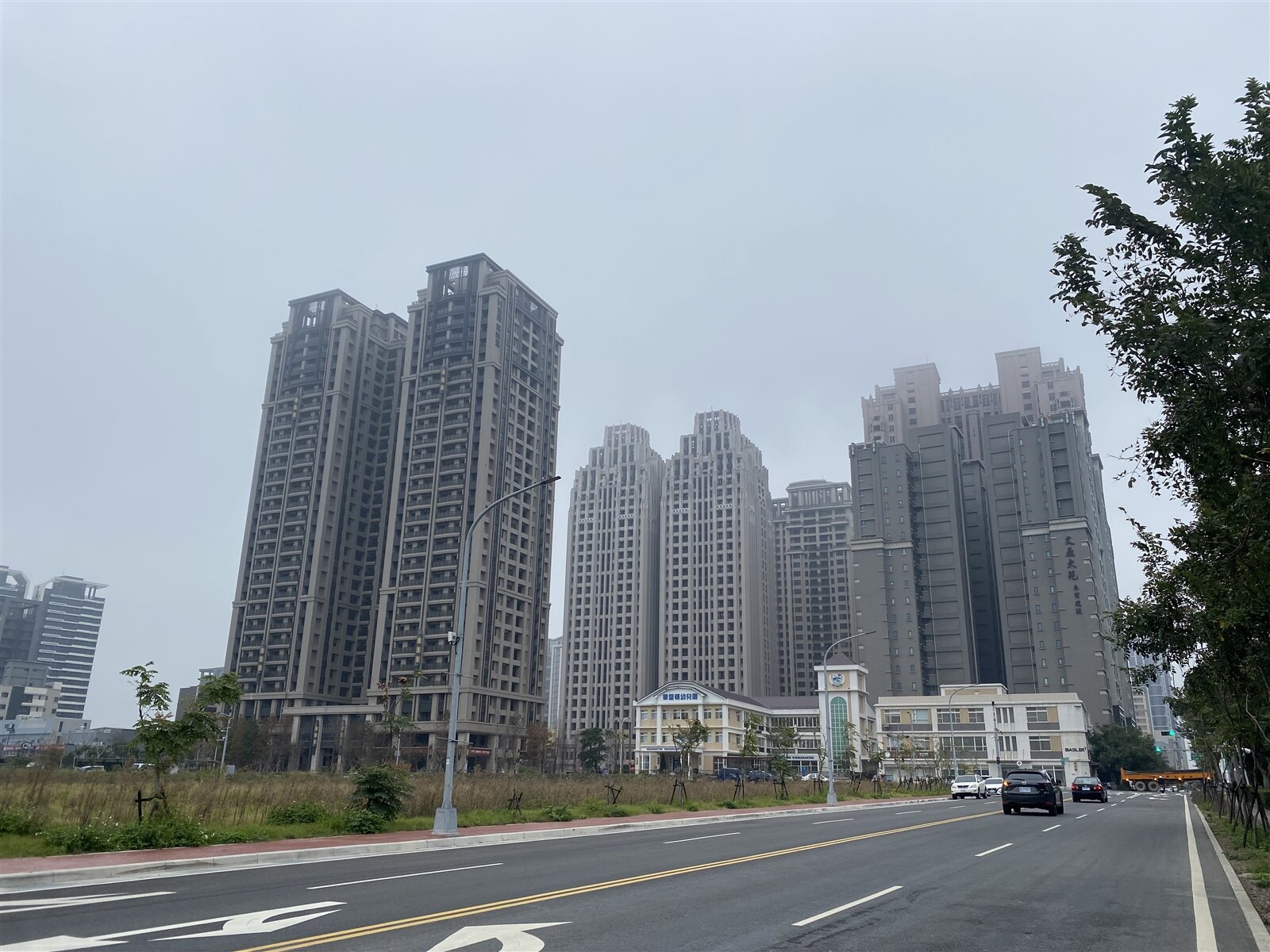 新竹縣竹北市房市蓬勃發展,高樓大廈林立。記者巫靜婷/攝影