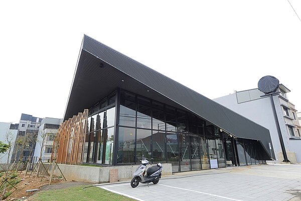 新竹縣政府表示,芎林重畫區公共建設逐漸到位,也吸引全聯、星巴克等知名連鎖店家進駐。圖/新竹縣政府提供