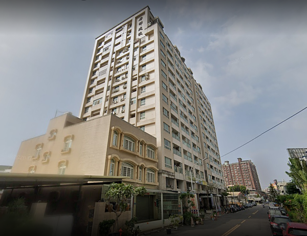 屋齡12年的「幸福府邸大樓」於售屋網站上刊登求售,開價金額為5億8,000萬元,共有255間套房,吸引民眾搶進當包租公、包租婆。圖/截自Google Maps