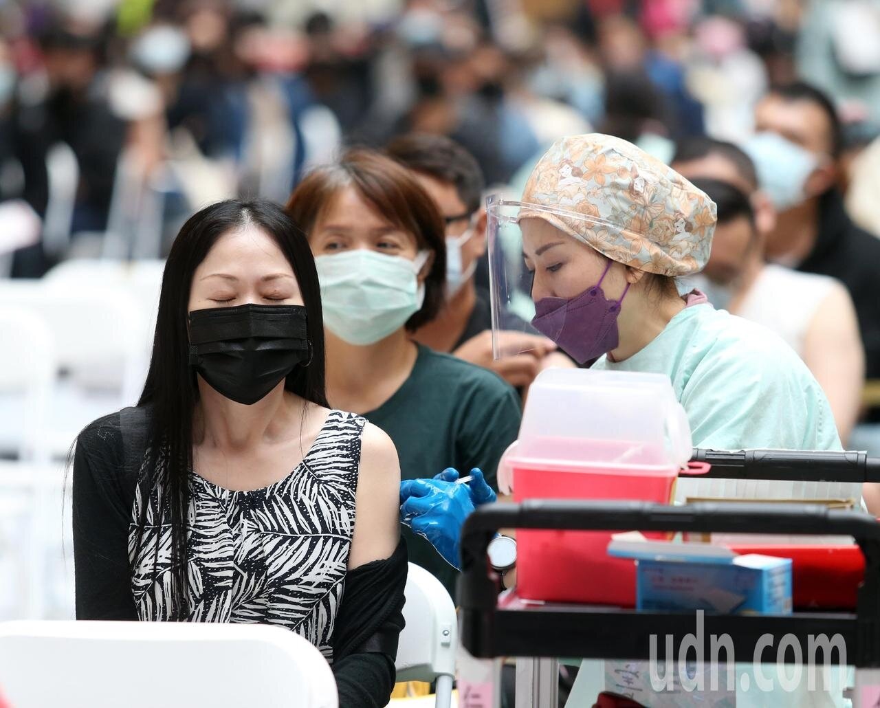 指揮中心今天公布本土新增2969例確診病例,不僅連6天破千,也創下台灣單日新高紀錄。設在台北火車站的疫苗注射站今天仍湧入不少民眾,希望補起防疫缺口。記者邱德祥/攝影