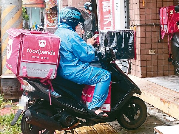 外送員進社區送餐給居隔者,有人擔心未受訓練且防護不足,認應有完整配套措施才上路。記者陳弘逸/攝影
