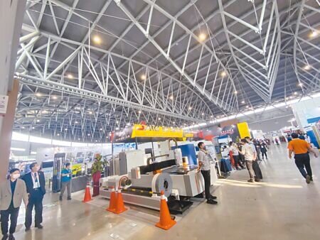 大台南會展中心開幕啟用,首場展覽由工商時報主辦「2022台南自動化機械暨智慧製造展」打頭陣,共190家廠商設730個攤位參展。(曹婷婷攝)