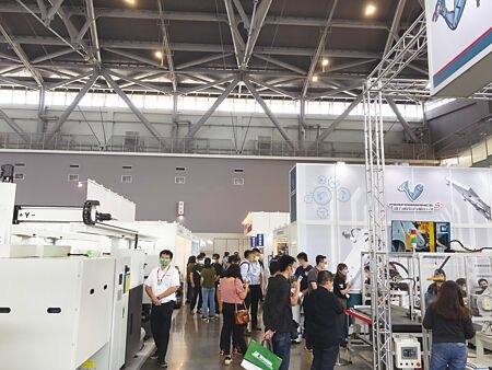 台南自動化機械暨智慧製造展開展第一天，即吸引許多民眾進場參觀。圖∕郭文正