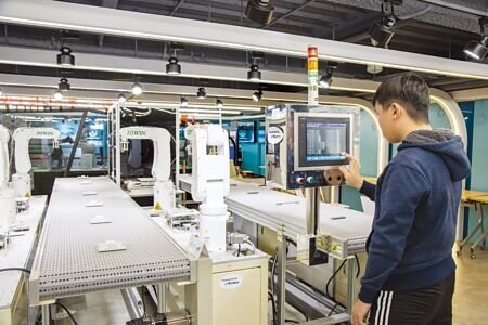 崑山科大除了與眾多上市櫃公司、知名企業產學合作外,校內更建置12座「類產線工廠」,為學生建構豐沛的學習資源;圖為以未來工廠概念建置的「工業4.0技術研發中心」。圖∕葉圳轍