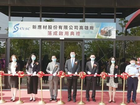 高雄市副市長羅達生(右四)、董事長詹文雄(左三)、工業局副局長陳佩利(左二)、南科管理局副局長鄭秀絨(左一)、總經理郭光埌(右三)。圖∕周榮發