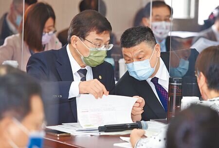 立法院交通委員會21日逐條審查台鐵公司化條例草案,交通部長王國材(中左)與台鐵局長杜微(中右)不時交換意見。(姚志平攝)
