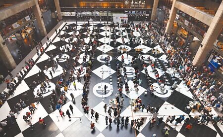 國內本土疫情持續升溫，新北衛生局預估4月23日起將無疫苗可打，圖為台北車站接種站，整個候車大廳滿滿都是排隊等候打疫苗的民眾。（季志翔攝）