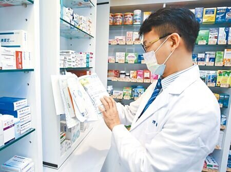 新冠肺炎疫情持續擴大，全台各縣市一周內將啟動確診個案居家照護，未來全台將有超過1800家社區藥局提供送藥到府服務，只要是居家治療的確診者，電話通知後將由藥師送藥品到宅。圖為位於北市的博醫仁愛藥局21日由藥師示範，先將處方藥品確認後放至藥袋。（陳俊吉攝）