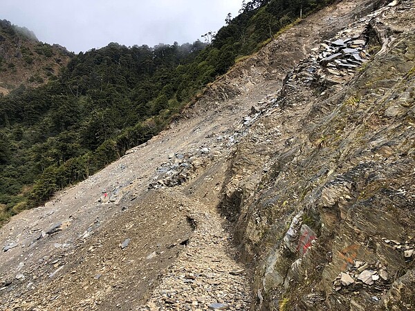 能高越嶺道西段重新開放，山友表示，前天10K大崩壁路段有登山客遭落石砸中，呼籲盡速通行。圖／取自臉書社團「天池山莊大小事」