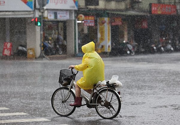 今日須注意靠山區是否午後有發生雷陣雨,進入較高溫時就要留意高溫造成的熱對流增加,閃電雷擊等現象務必要能避就避。聯合報系資料照片
