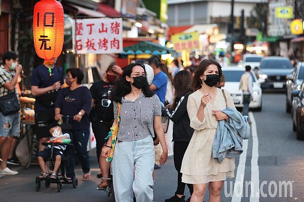 疫情延燒,本土確診數連日破千,使民眾人心惶惶。圖為墾丁大街的人潮畫面。圖/聯合報系資料照
