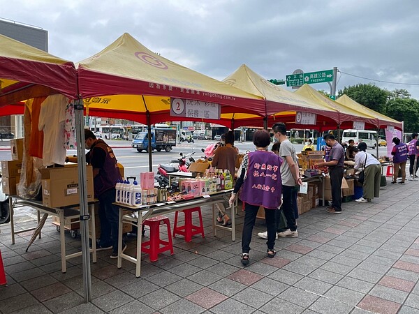 永慶房屋愛心不落人後，在做好防疫措施下，熱心協助人安基金會舉辦愛心義賣園遊會。圖／永慶房產集團提供