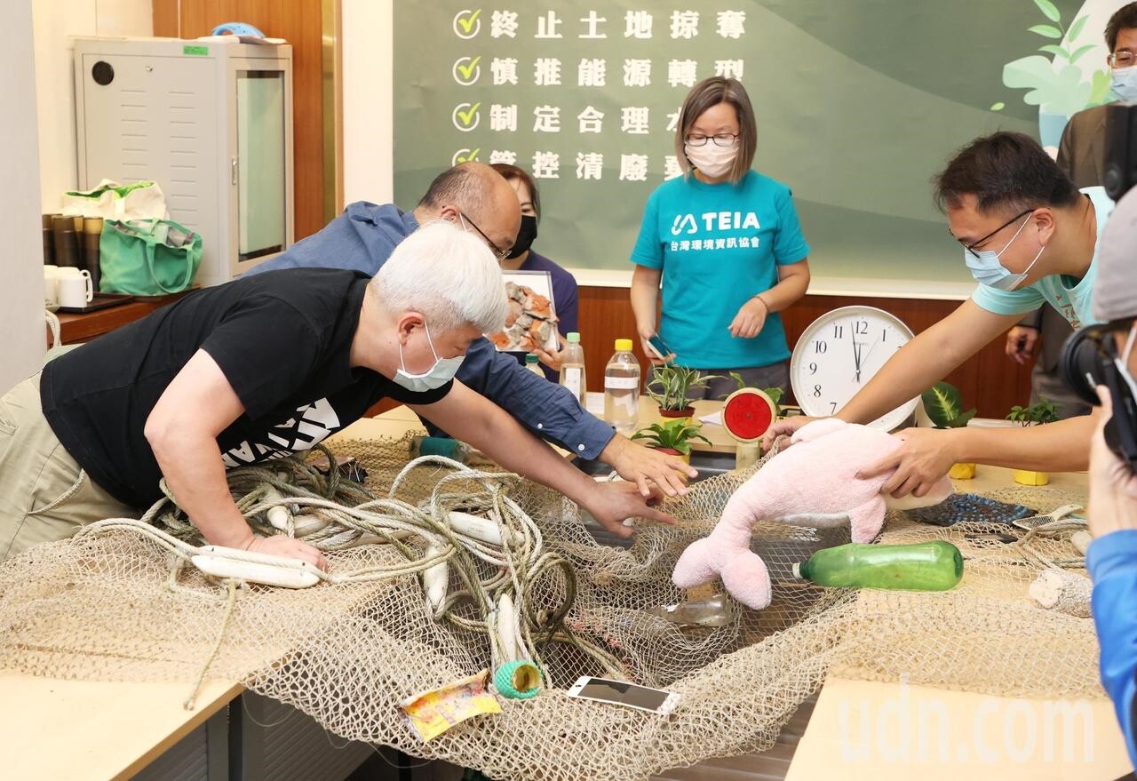 多個環保團體上午在立法院舉行「地球日52週年：投資我們的星球 環團對總統與公民的呼籲！」記者會，提出終止土地掠奪、慎推能源轉型、制定合理水價、控管清廢棄物等4項訴求。記者陳正興／攝影 