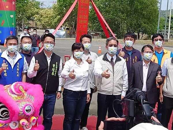 國道六號東草屯休息站今天動土，結合九九峰、鳥嘴潭人工湖景觀，提供用路人舒適的休憩空間。圖／蔡培慧提供