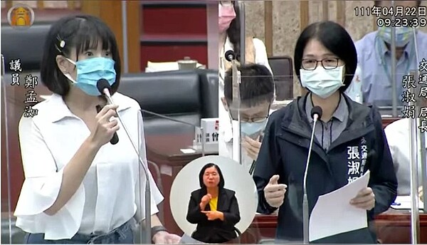 今年303大停電導致高雄市路口號誌無法運作,議員鄭孟洳要求交通局加快腳步建構不斷電系統。圖/聯合報