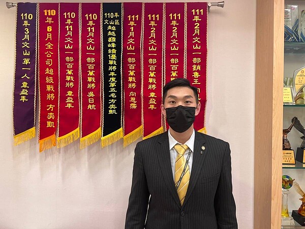 畢業於觀光系的方奕凱,在餐飲業做到領班職位,卻因為當兵時服役同梯的推薦,選擇挑戰高薪的業務工作。圖/永慶房產提供