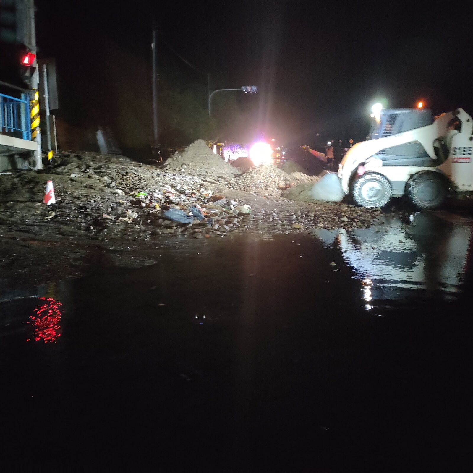 公路總局也從太麻里及大武派出大、小山貓(鏟土車)各一輛,前往多良連夜清除路障,才在今天淩晨2點將土石清除完畢,恢復南下車道通行。記者尤聰光/攝影