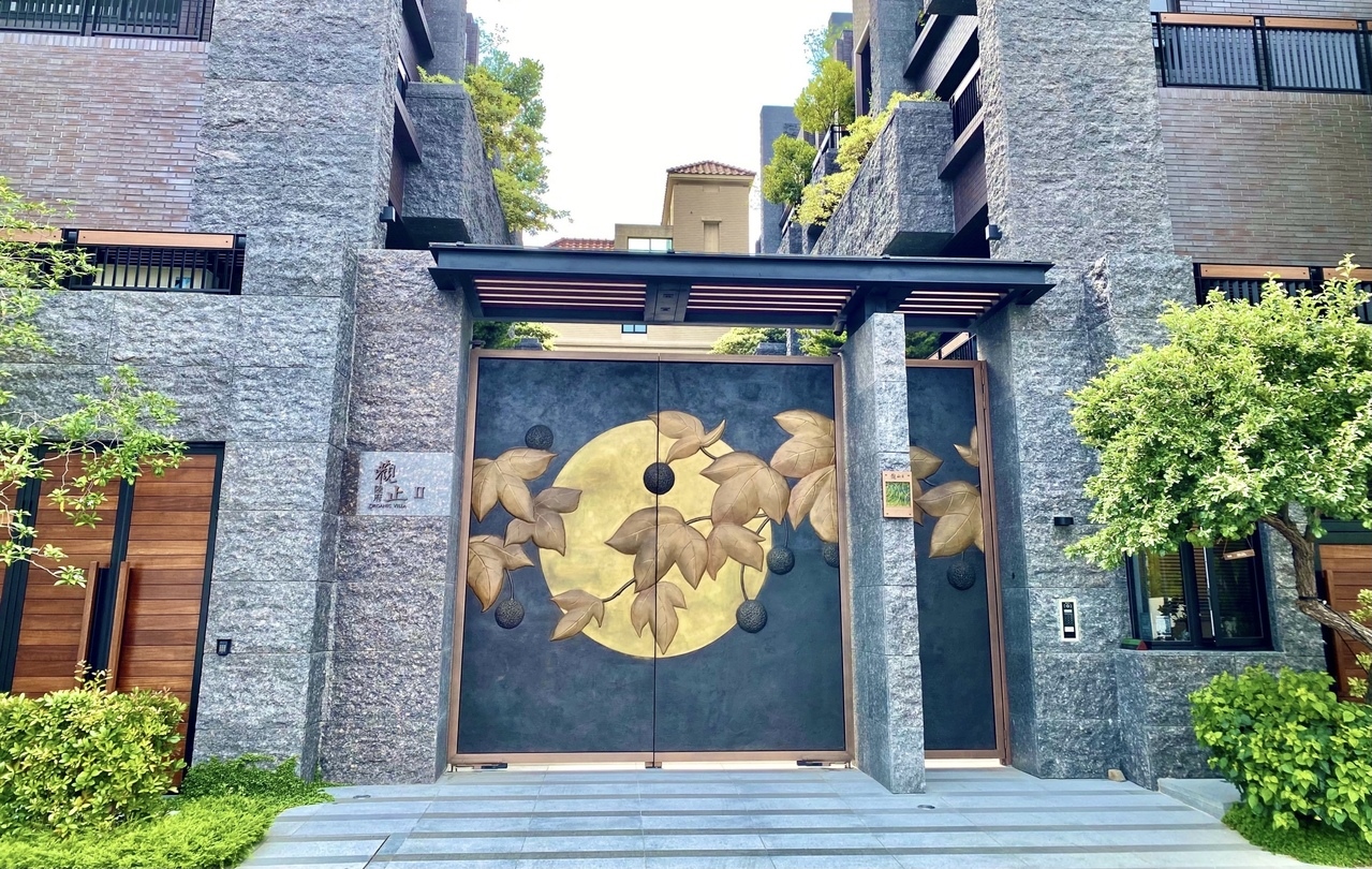 社區大門《楓香》為藝術家用青銅鑄造，與周邊豐樂公園自然環境呼應。記者宋健生/攝影 