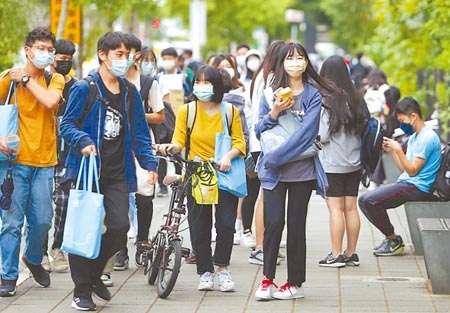 台北市校園二級輔導負擔日益加重，議員憂校園心理安全網漏洞。（本報資料照）