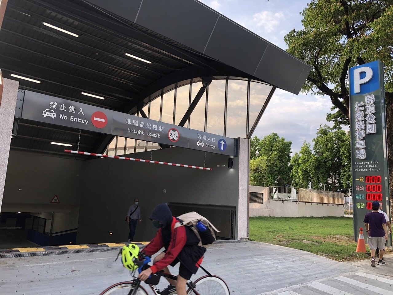 屏東縣第5座前瞻停車場、屏東仁愛路立體停車場今起試營運，全場共提供小型車停車位341格，試營運階段採計時收費，每小時20元。記者魏斌／攝影 