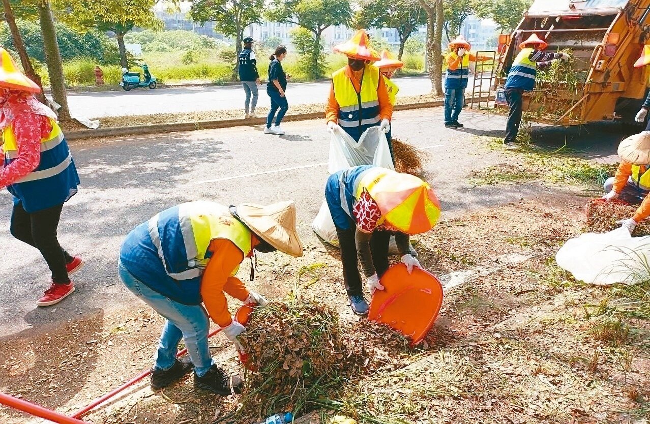 雲林高鐵特定區雜草叢生髒亂不堪,虎尾鎮公所昨天動員百人大清掃。記者蔡維斌/攝影