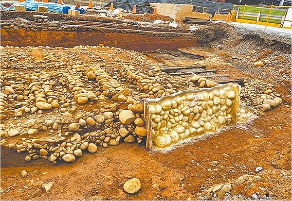 台鐵桃園站綠捷工區發現訊塘埔文化城的陶片、以鵝卵石鋪成具有固定鐵軌功能的清朝鐵道遺跡,還有日據時期的二爪磚及鐵路基座等。(市議員簡智翔提供/陳夢茹桃園傳真)