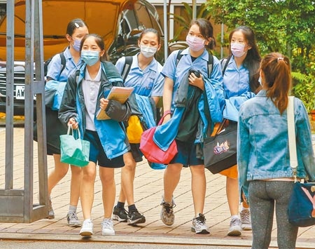 台北市教育局22日宣布，校園實施疫情演練，自25日起至29日國高中不用到校上課，改採遠距教學。（粘耿豪攝）