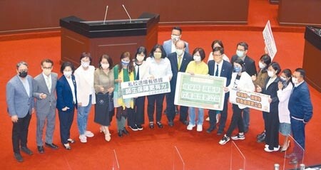 因應少子化衍生的私校退場爭議，立法院22日三讀通過《私立高級中等以上學校退場條例》，在場的民進黨立委一同合影。（張鎧乙攝）