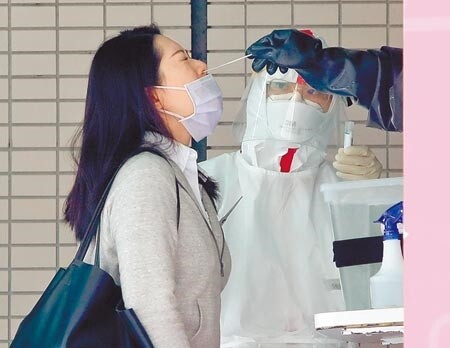 指揮中心昨宣布,高風險的6個縣市(雙北、基隆、桃園、高雄、花蓮)除例外情形,都禁止探病,長照機構亦禁止探視,即起上路。圖為新北市民眾進行篩檢。(鄭任南攝)