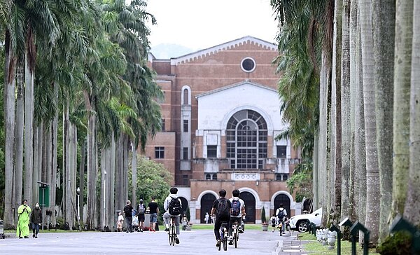 台大預計於111學年徵用校內女九舍當作隔離宿舍,引起住宿學生反彈。圖/聯合報資料照片